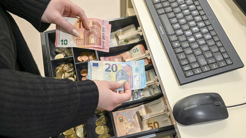 Viele Menschen in Deutschland zahlen am liebsten bar. (Symbolbild) Foto: Jens Kalaene
