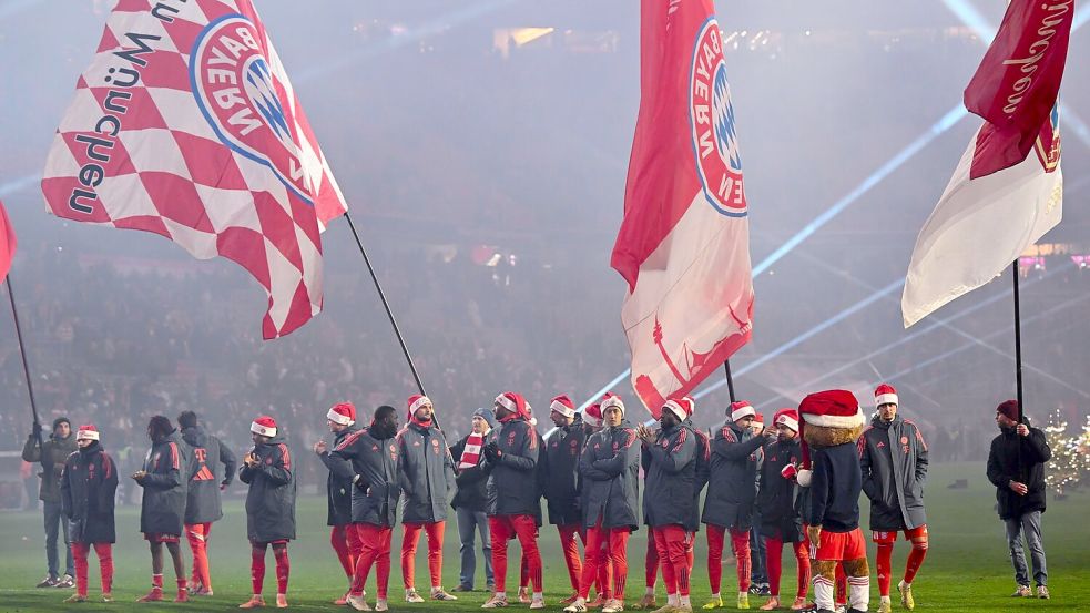 Nicht als Sieger zur Weihnachtsfeier im Stadion: Die Stars des FC Bayern. Foto: Sven Hoppe