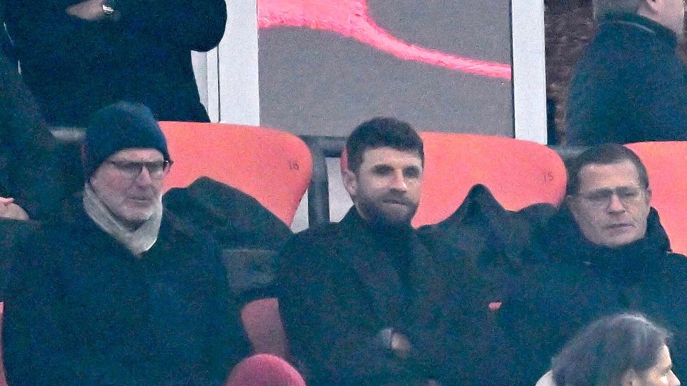 Müller (m) sieht die Bayern-Mühen beim 2:2 gegen Mainz. Foto: Sven Hoppe