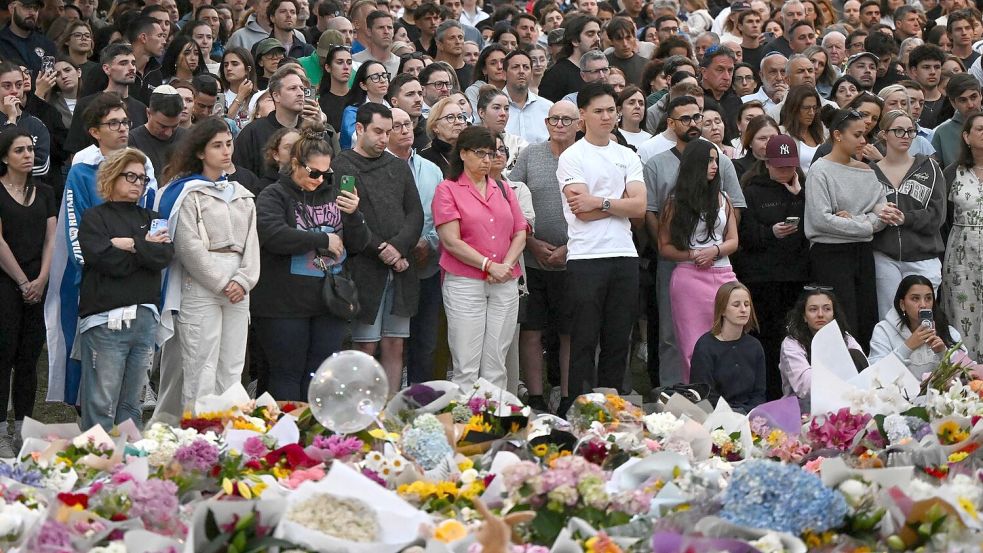 Zahlreiche Trauernde nehmen an einer Mahnwache an einer Gedenkstätte in Bondi Beach in Sydney teil Foto: Bianca De Marchi