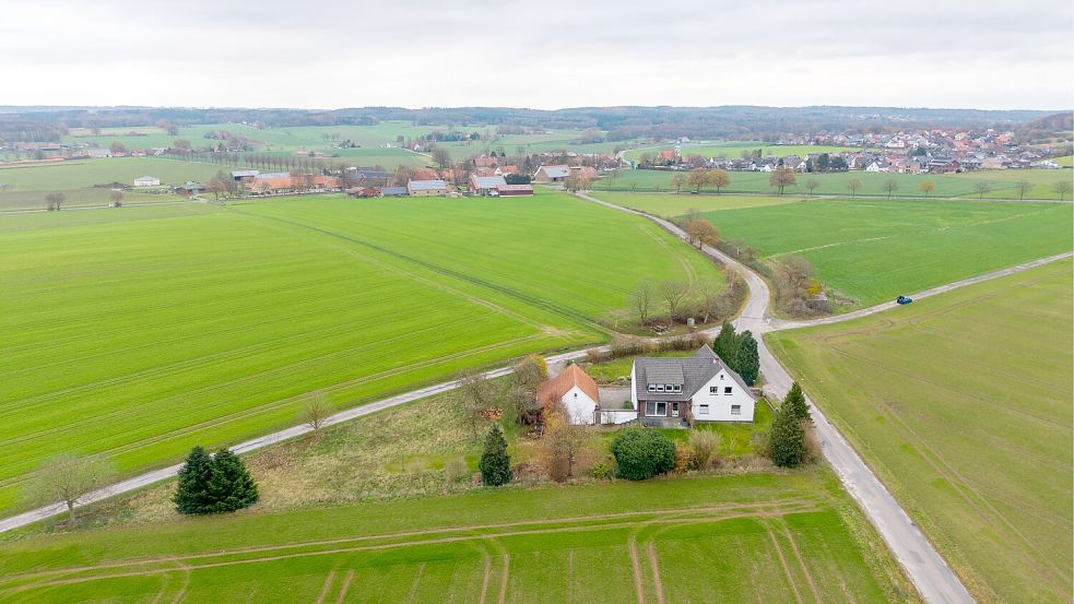 Dieses Haus in Belm-Icker (Bildmitte) liegt mitten in der geplanten Trasse der A33-Nord und soll abgerissen werden. „Wird das Grundstück nicht benötigt, wird es durch die Bundesanstalt für Immobilienaufgaben vermarktet, sofern es nicht anderweitig verplant wird“, sagt eine Sprecherin der Autobahn GmbH. Foto: André Havergo
