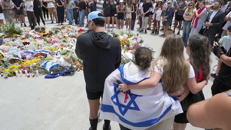 Nach dem Anschlag auf ein jüdisches Fest in Sydney mit 16 Toten werden noch 27 Verletzte in Krankenhäusern versorgt. Foto: dpa/AAP/Mark Baker