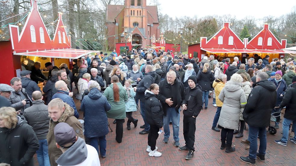 Erstmals fand der Weihnachtsmarkt bei der Christuskirche statt. Foto: Hans Passmann