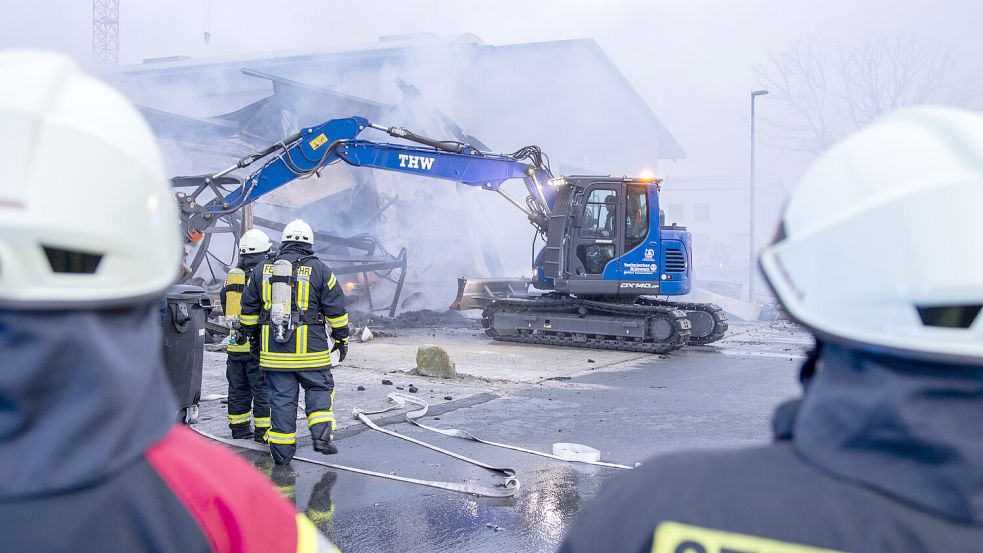 Das Technische Hilfswerk war auch mit einem Bagger vor Ort. Foto: THW