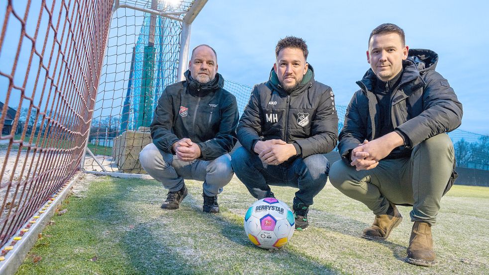 Auf dem neuen Kunstrasen-Kleinfeld des SV Holtland rollt seit knapp zwei Wochen der Ball. Darüber freuen sich auch Vorsitzender Torsten Wanke (von links), Marcel Hinrichs (2. Vorsitzender) und Initiator Jörn Jacobs. Foto: Klaus Ortgies