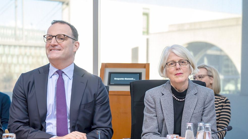 Corona-Aufarbeitung im Bundestag: Jens Spahn und die frühere Sonderermittlerin Margaretha Sudhof. Foto: Soeren Stache