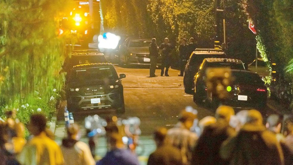 Großer Medienrummel beim Haus von Rob Reiner im Stadtteil Brentwood in Los Angeles. Foto: Ethan Swope/AP/dpa