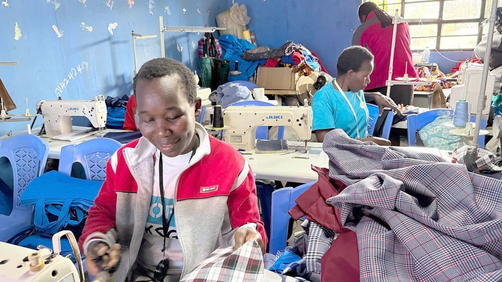 Die Selbsthilfeorganisation Shofco bietet Slumbewohnerinnen Ausbildungskurse als Näherin und Business-Training, um ihnen den Schritt in die Selbstständigkeit zu erleichtern. (Archivbild) Foto: Eva Krafczyk/dpa