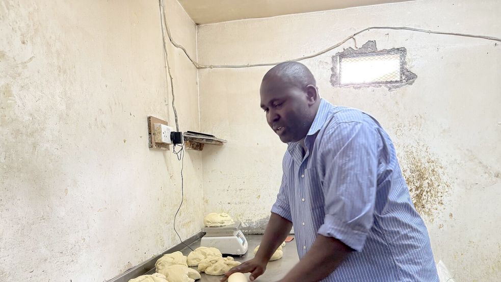 Der Bäcker Greyson Nyenze in seiner Backstube im kenianischen Slum Kibera. (Archivbild) Foto: Eva Krafczyk/dpa