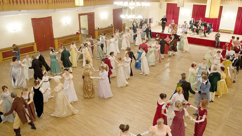 Für Fans gibt es viele Gelegenheiten, in die Zeit einzutauchen, die Jane Austen in ihren Romanen beschreibt, so etwa bei Bällen. (Archivbild) Foto: Timm Schamberger