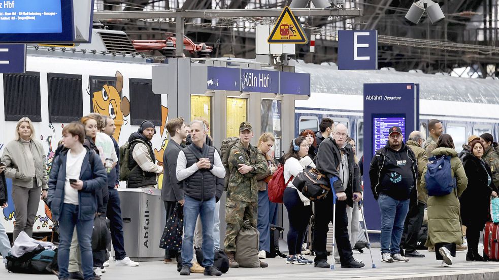 Volles Gleis, aber kein Zug: Nur gut jeder zweite Fernzug ist pünktlich. Woran liegt das? Foto: IMAGO/Panama Pictures