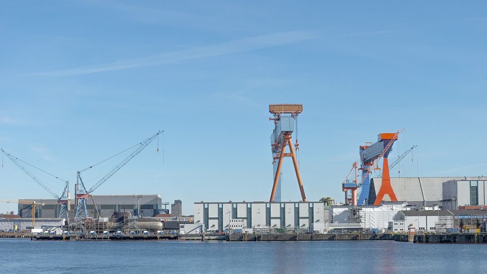 An der Kieler Förde arbeiten zwei riesige Rüstungsunternehmen für den Schiffbau schon jetzt direkt nebeneinander. Foto: dpa/Wolfgang Diederich