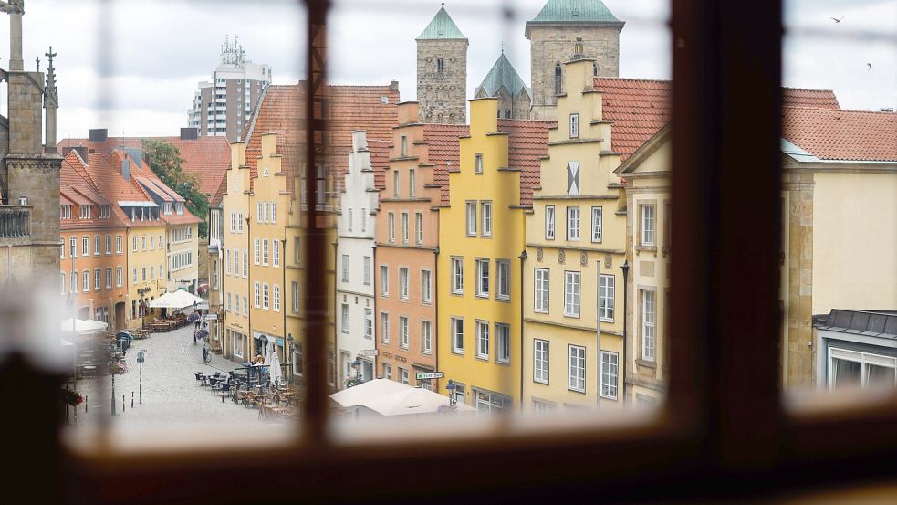 Blick aus dem Friedenssaal auf den Osnabrücker Markt. Werden im Rathaus die finanziellen Weichen falsch gestellt? Foto: Michael Gründel
