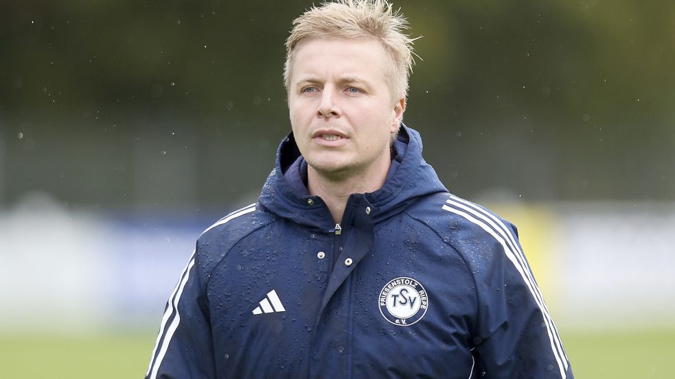 Trainer Sören Tomljanovic und seine Kreisliga-Mannschaft sind auch beim Adventssingen vertreten. Foto: Jens Doden