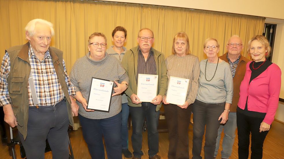 Vorstand und Geehrte beim VdK Barßel (von links): Otto Harms, Monika Kröger, Christiane Lammers, Hermann Alberding, Waltraud Alberding, Marianne Suding, Heinz-Bernhard Kreke, Marita Ganzer. Foto: Hans Passmann