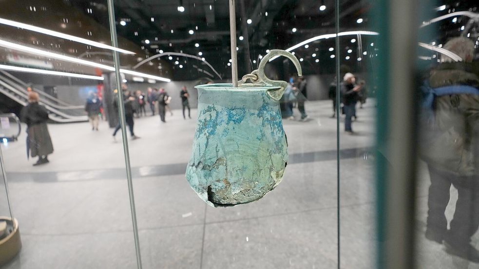 Ein antiker römischer Eimer, mit dem Wasser aus Brunnen geschöpft wurde und der auf das 5. bis 2. Jahrhundert vor Christus datiert wird, ist in der neuen U-Bahn-Station am Kolosseum zu sehen. Foto: Alessandra Tarantino/AP/dpa