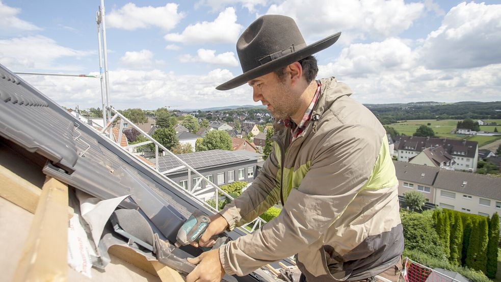 Wie dieser, ursprünglich aus Tadschikistan stammende Dachdecker, stabilisieren Millionen von Migranten das deutsche Rentensystem. Foto: IMAGO/Markus Matzel