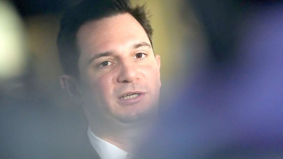 Der Anwalt des Vaters der Block-Kinder, Philip von der Meden, rät dem mutmaßlichen Chef der Entführer, sich als Zeuge nicht zu sehr auf Erinnerungslücken zu berufen. Foto: Marcus Brandt/dpa