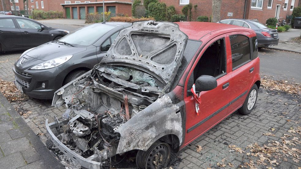 Autos, die in der Nähe der brennenden Wagen standen, konnten teilweise in Sicherheit gebracht werden. Foto: Bodo Wolters