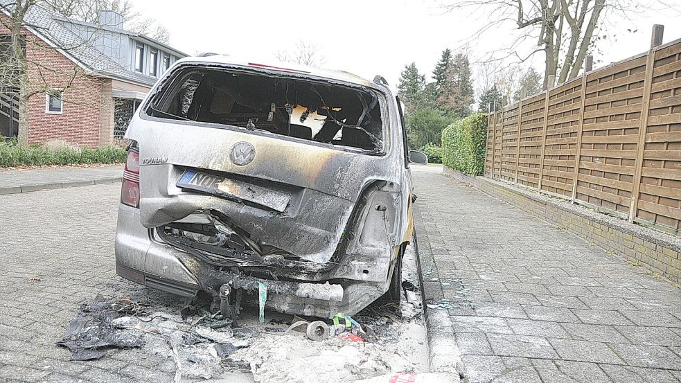 In der Bachstraße brannte ebenfalls ein Fahrzeug. Foto: Bodo Wolters