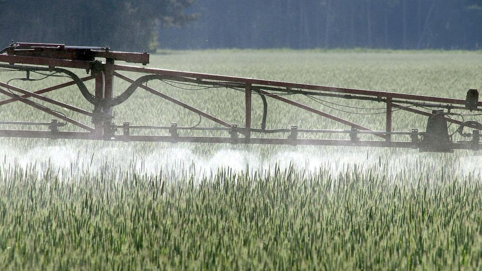 Die EU hat die Genehmigung für Glyphosat zuletzt bis Ende 2033 verlängert. (Symbolbild) Foto: Peter Förster/dpa