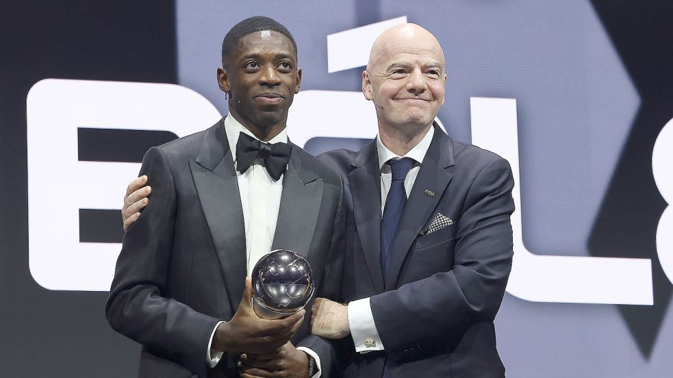 Dembélé (l.) bekam den nächsten Preis für seine starken Leistungen. Foto: Mohamed Farag