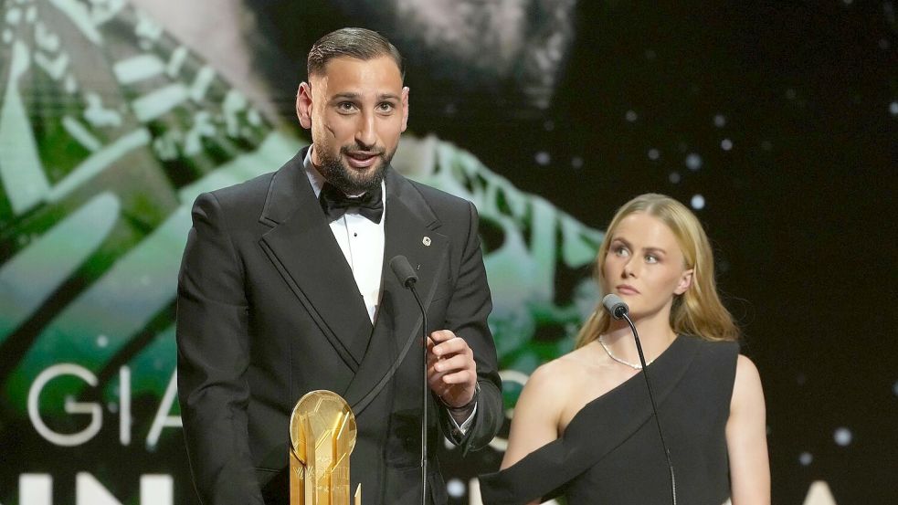 Nach dem Ballon d’Or gab es noch eine Auszeichnung für Donnarumma und Hampton. (Archivbild) Foto: Thibault Camus/AP/dpa