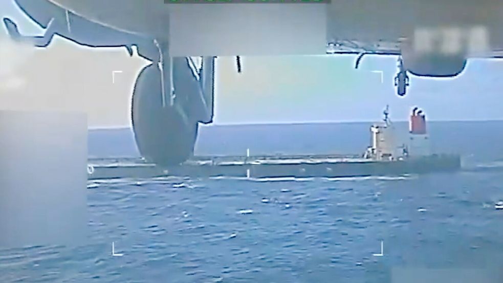 Ein Bild aus einem Video, das zeigen soll, wie ein Öltanker von US-Streitkräften beschlagnahmt wird. (Archivbild) Foto: U.S. Attorney General’s Office/X