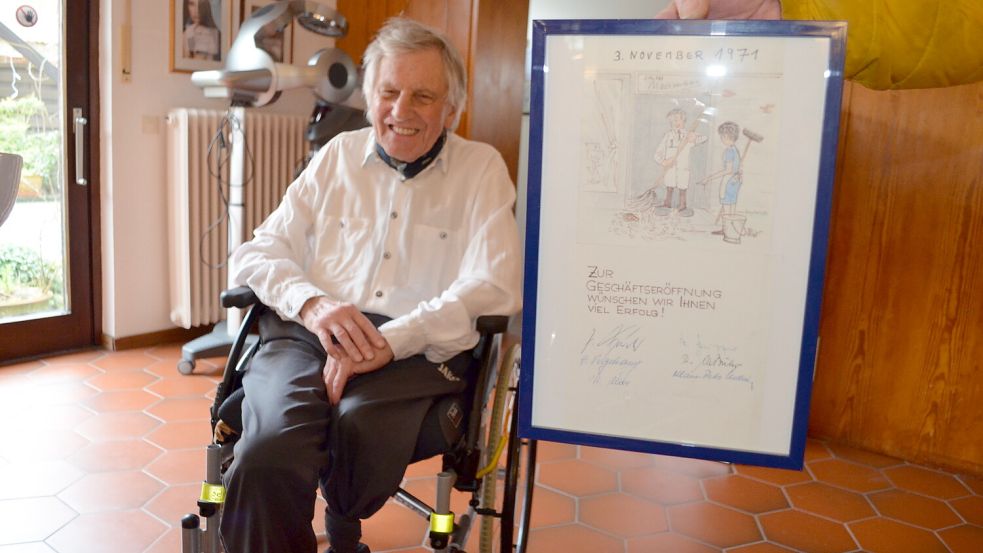 Eine kleine launige Karikatur, verbunden mit guten Wünschen zur Geschäftseröffnung schickte die Gemeindeverwaltung Rhauderfehn im November 1971 an Gerd Neumann. Der Friseurmeister hat den Glückwunsch gerahmt und bis heute zur Hand. Die erste Unterschrift auf der Gratulation ist von Jörg Furch, der damals Gemeindedirektor war. Foto: Astrid Fertig