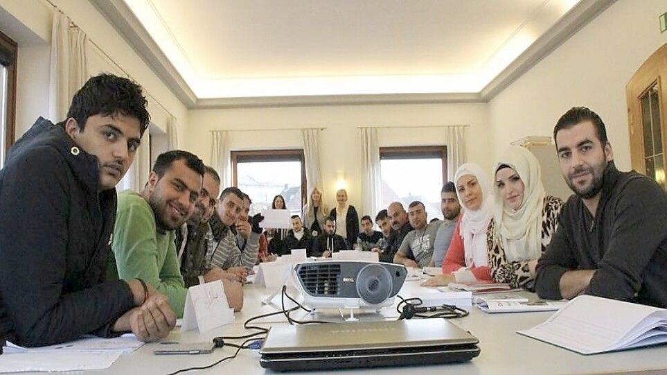 Zehn Jahre her: Viele dieser Gruppenmitglieder sind sesshaft geworden und stehen heute erfolgreich im Leben wie im Beruf. Foto: Bildungswerk