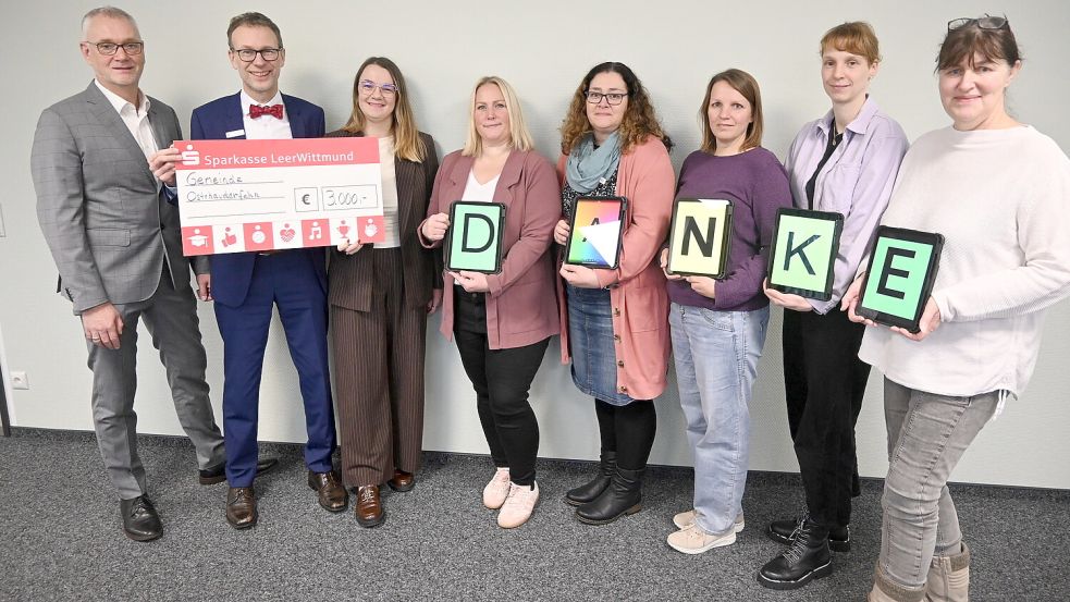 Die Gemeinde Ostrhauderfehn hat für ihre fünf Kindertagesstätten und Kinderkrippe insgesamt 19 Tablets im Gesamtwert von 9.888,36 Euro angeschafft. Die Stiftergemeinschaft der Sparkasse Leer-Wittmund stellte für dieses Projekt einen Zuschuss in Höhe von 3.000 Euro zur Verfügung. Das Bild zeigt (von links) Ostrhauderfehns Bürgermeister Günter Harders, Jann-Edzard Müller und Stiena van Raden (beide Sparkasse Leer-Wittmund), Katrin Brüna (Kita Fehnwichtel), Marianka Janßen (Kita Farbenwelt), Vicky Kugler (Naturkindergarten Potshausen Swaantjenüst), Mareike Park (Krippe Wüppsteertjes) sowie Stephanie Folkers (Kita Farbenland). Foto: Holger Weers