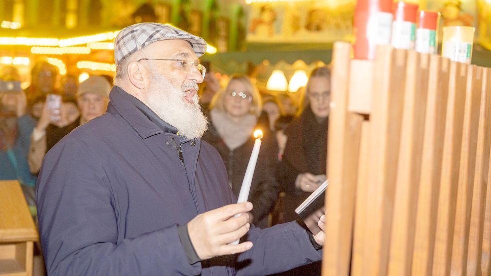 Kantor Baruch Chauskin entzündete die dritte Kerze des Chanukka-Leuchters. Foto: André Havergo
