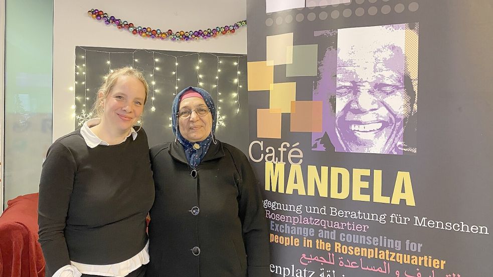 Für Ronak (rechts) und Diakonie-Mitarbeiterin Insa Korte-Hackenspiel ist das Café Mandela mehr als nur eine Anlaufstelle für Migranten: Es ist ein Ort der Begegnungen. Foto: Jil Liebschner