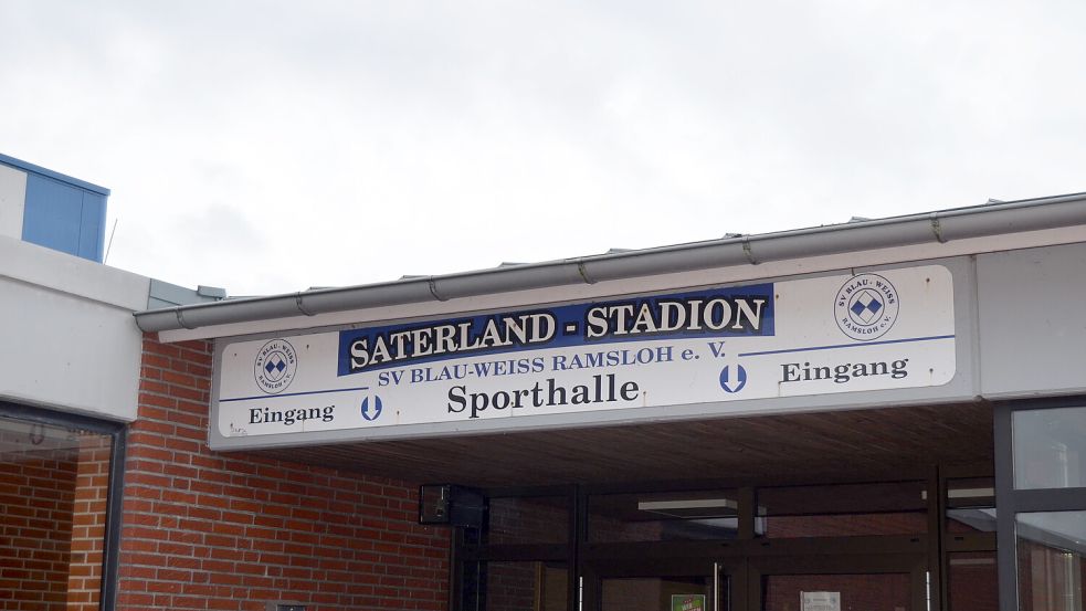 Die Sporthalle beim Schulzentrum und Saterland-Stadion in Ramsloh muss saniert werden. Zugleich laufen Planungen für einen Neubau einer Vierfeld-Sporthalle beim Freizeitbad. Es wird mit Kosten von fast 14 Millionen Euro gerechnet. Foto: Astrid Fertig/Archiv