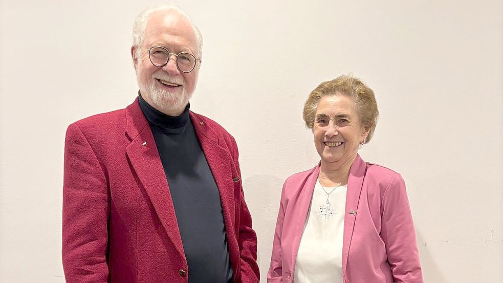 Sie freuen sich über die Auszeichnung: Karl-Peter Schramm und Marianne Fugel erhalten die Ehrenbürgerwürde der Gemeinde Saterland. Foto: Thomas Giehl/SPD-Gemeindeverband