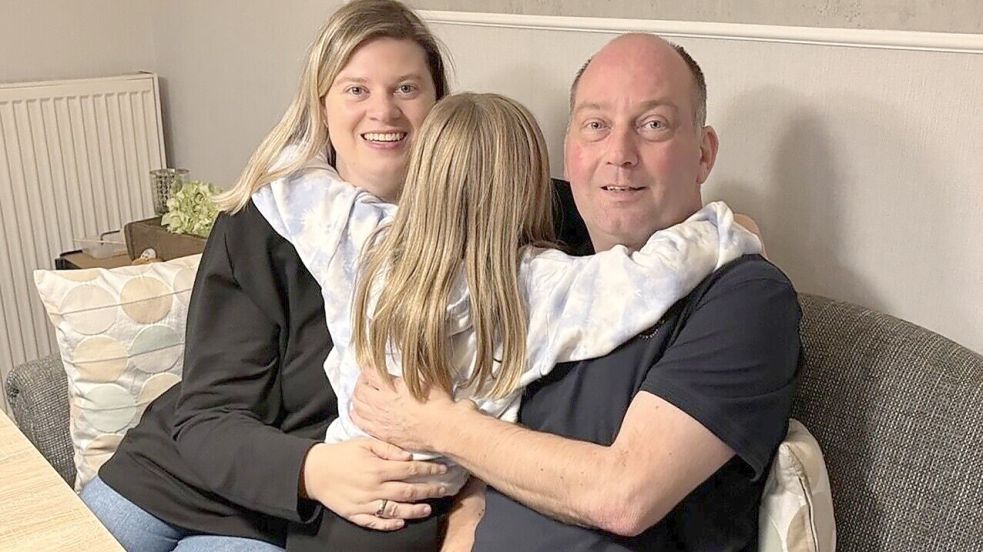 Tanja und Stefan Böök mit ihrer Tochter Ella. Vater und Tochter leben beide mit einem Spenderherz. Foto: Petra Herterich