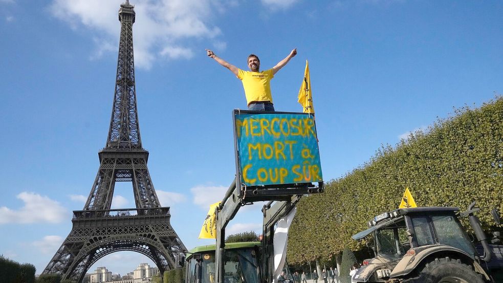 Bauern-Protest am Eiffelturm - Landwirte in Frankreich befürchten, mit den Agrarpreisen der Konkurrenz aus Südamerika nicht mithalten zu können. (Archivbild) Foto: Michel Euler/AP/dpa