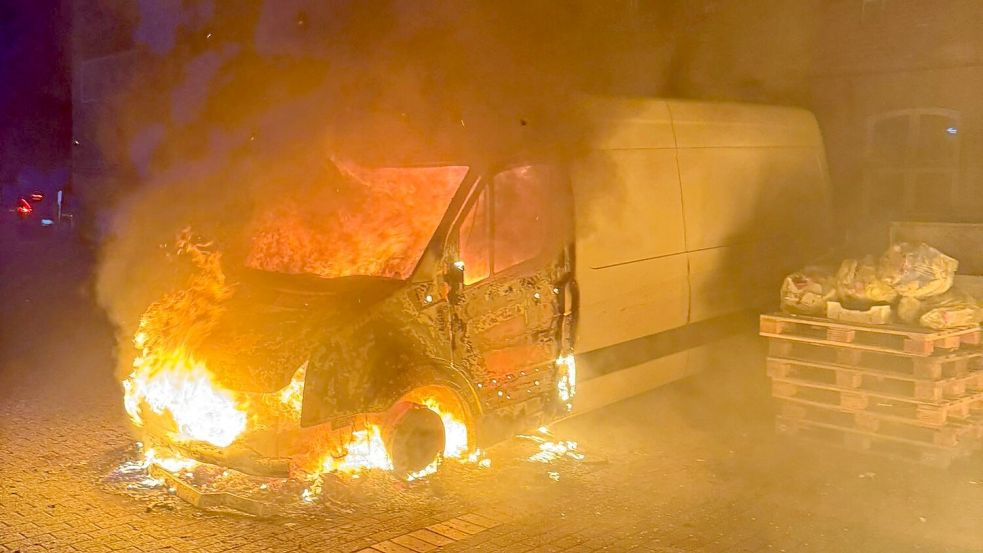 Der vordere Bereich des Fahrzeugs brannte lichterloh. Foto: Feuerwehr Leer