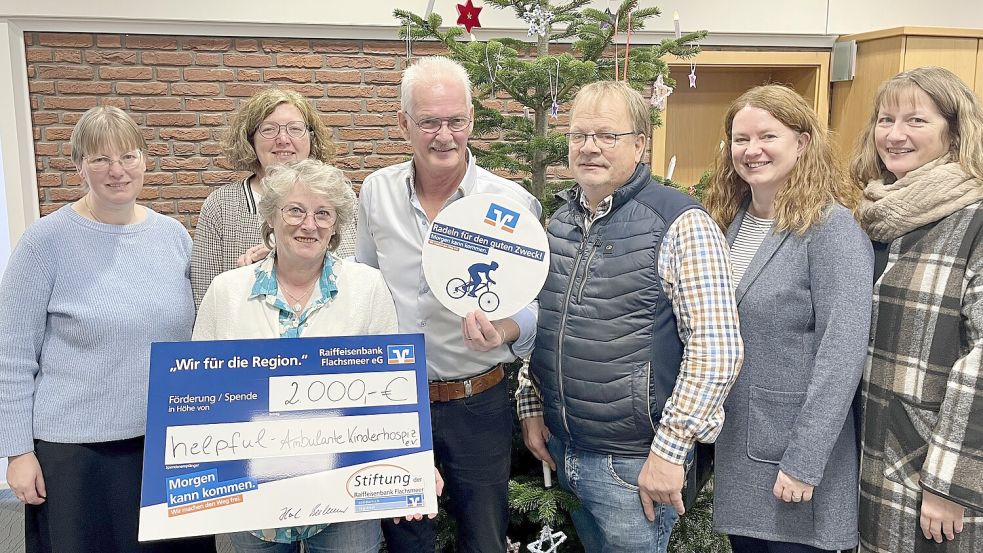 Vertreterinnen und Vertreter der Raiffeisenbank Flachsmeer und des Vereins helpful – Ambulantes Kinderhospiz e. V. bei der Spendenübergabe (von links): Michaela Wienekamp, Anita Volkhusen, Wilma Hahn, Uwe Hahn, Gerrit Kromminga, Sonja Langen und Karina Kampeling. Foto: Kerstin Janssen