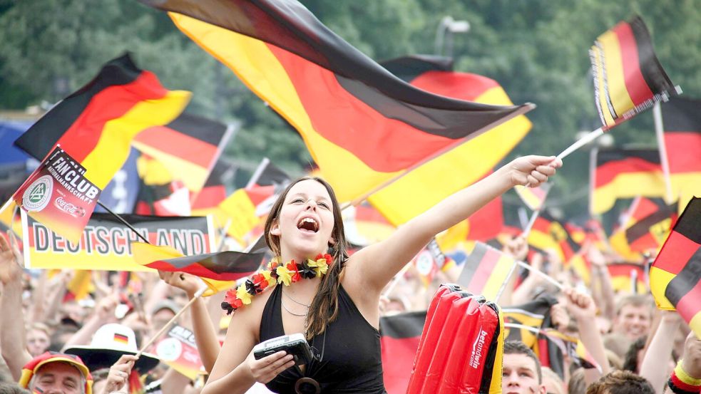 Wird es auch 2026 Public Viewing geben oder machen die späten Anstoßzeiten der Fußball-Sommer-Party einen Strich durch die Rechnung? Foto: IMAGO / Sabine Gudath