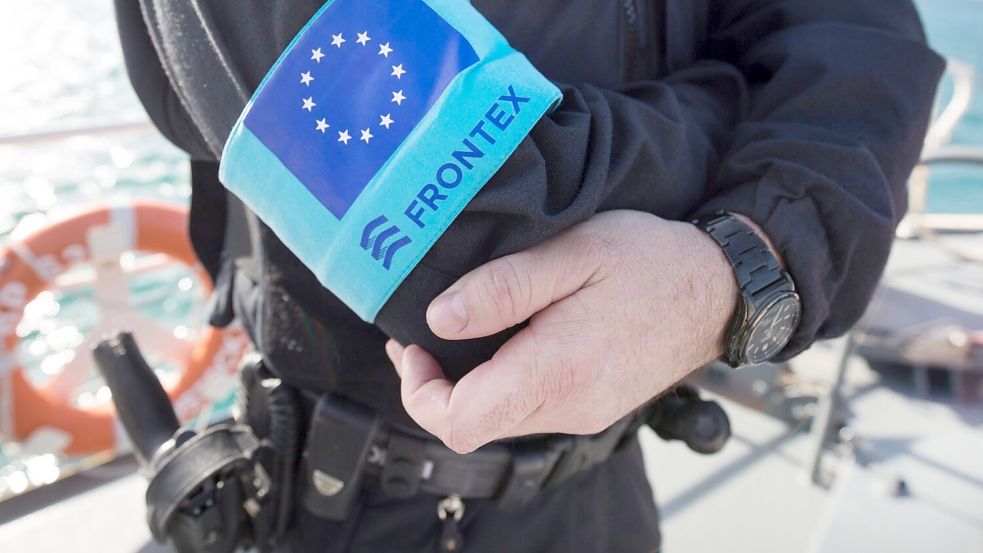 Die europäische Grenzschutzagentur Frontex sieht sich mit Schadenersatzklagen von Schutzsuchenden konfrontiert. (Archivbild) Foto: Christian Charisius/dpa