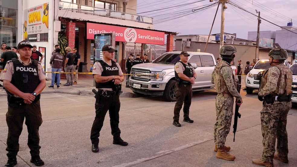Polizisten sichern den Tatort, an dem der Fußballspieler Mario Pineida erschossen worden ist. Foto: dpa/Cesar Munoz
