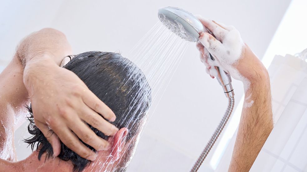 Die tägliche Dusche wird auch in Ostfriesland teurer und teurer. Foto: Annette Riedl/dpa/Archiv