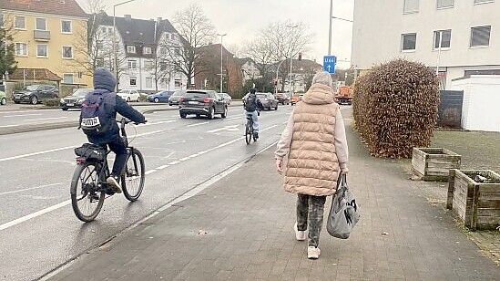 Radfahrende und Fußgänger teilen sich den begrenzten Raum entlang der Pagenstecherstraße – eine Strecke, die für viele der wichtigste Weg nach Eversburg ist, aber immer wieder Kritik an Sicherheit und Ausbau hervorruft. Foto: Karina Melzel