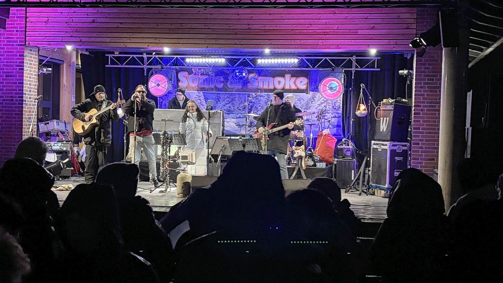 Die Band Sonic & Smoke bot schon bei der Premiere 2024 des Weihnachtsmarktes in Rhauderfehn ein Unterhaltungsprogramm auf dem Marktplatz. Foto: Carsten Ammermann/Archiv