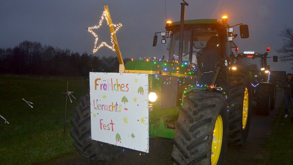 Mit geschmückten Treckern und Motivwagen startet am Sonntag der Weihnachtskorso in Bockhorst, Burlage und Klostermoor, so wie hier auf dem Foto aus dem Dezember 2023. Foto: Holger Weers/Archiv