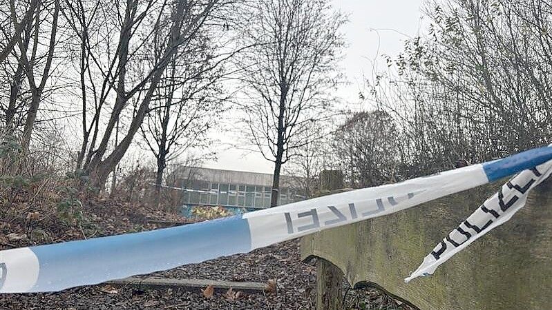 Der Polizeieinsatz in Barenburg ereignete sich offenbar unweit der Sporthalle der Grundschule. Foto: Lotta Groenendaal