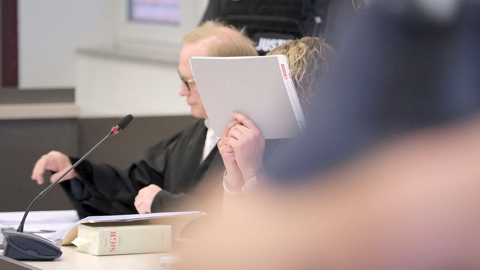 Vor dem Landgericht in Dessau-Roßlau ist eine Zwillingsmutter nach dem Tod ihrer Kinder verurteilt worden. (Archivbild) Foto: Sebastian Willnow/dpa