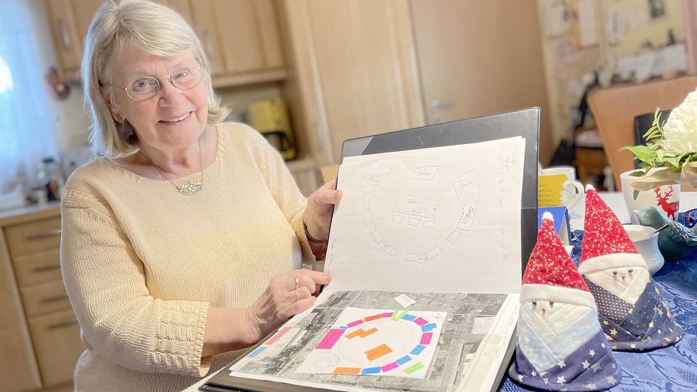 Margarete Niemann zeigte im Herbst die Pläne für den Weihnachtsmarkt auf dem Marktplatz der Gemeinde Rhauderfehn. Foto: Marion Janßen