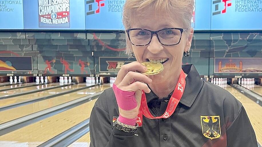 Ist es wirklich Gold? Manuela Öing brauchte ein wenig, um zu realisieren, dass sie wirklich Weltmeisterin geworden ist. Fotos: DBU